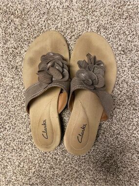 Clarks Women's metallic silver Floral Slide Sandals
